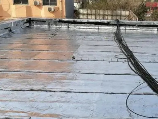 定西市卫生间漏水维修公司分享下定西市屋面楼顶防水刚性防水层施工要点。